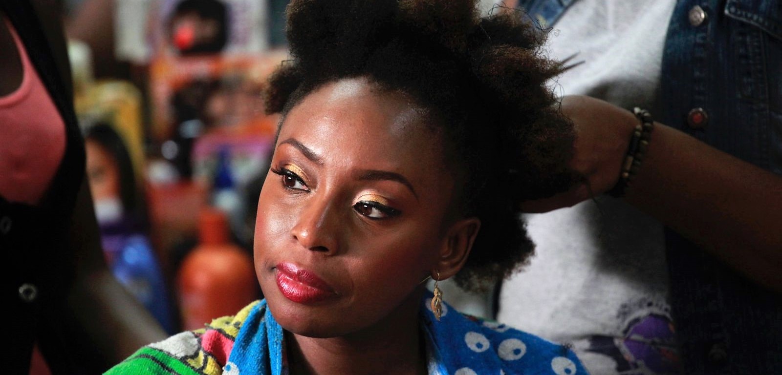 Chimamanda Ngozi Adichie par Akintunde Akinleye - Scarlet La culture des idées